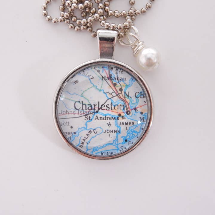 Collana con ciondolo Charleston Map da 2,5 cm per la vendita all'ingrosso da parte di KraftyKash Designs