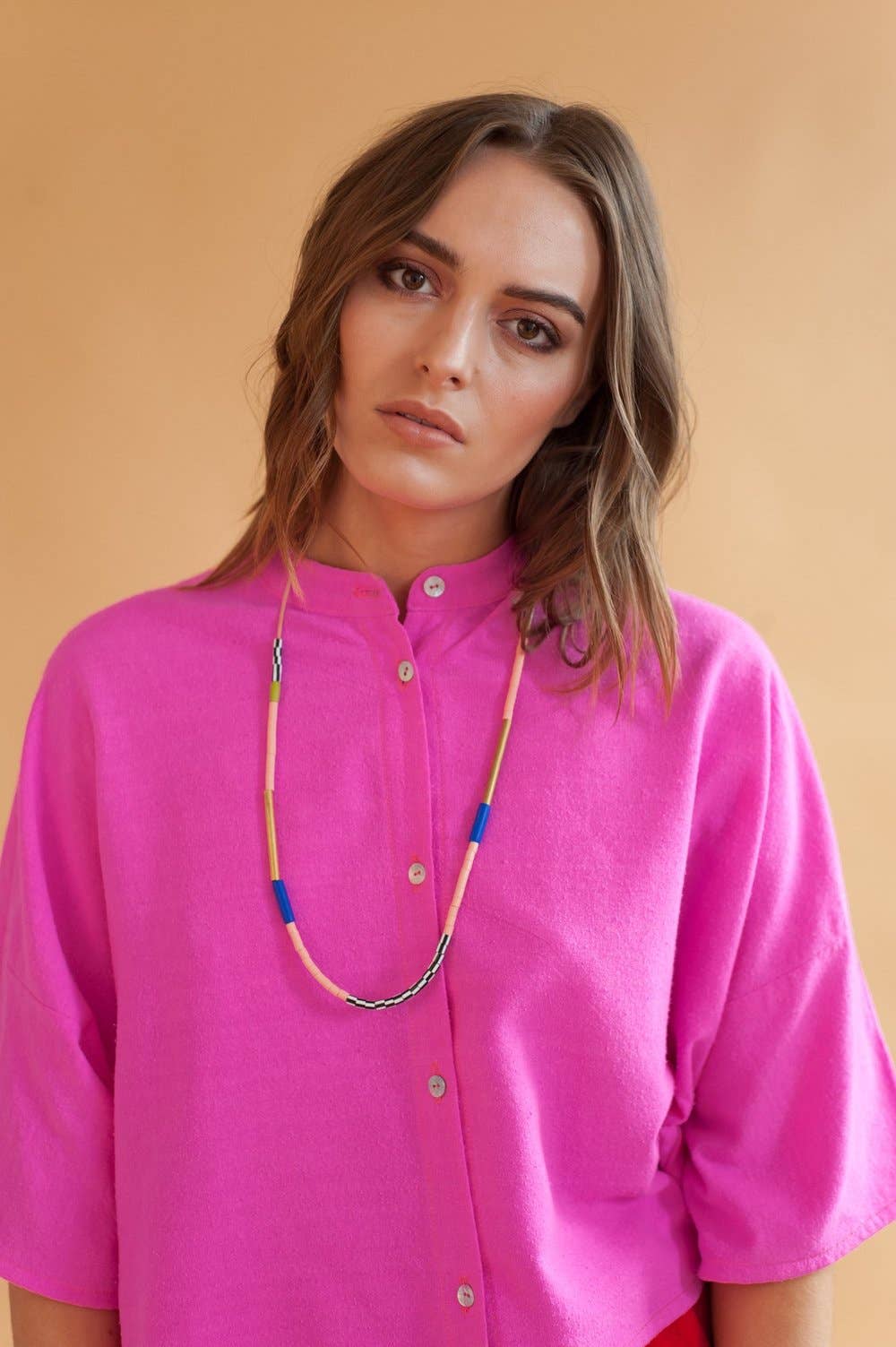 Loela - Vente Collier de perles - Collier bleu et saumon en forme de bloc1