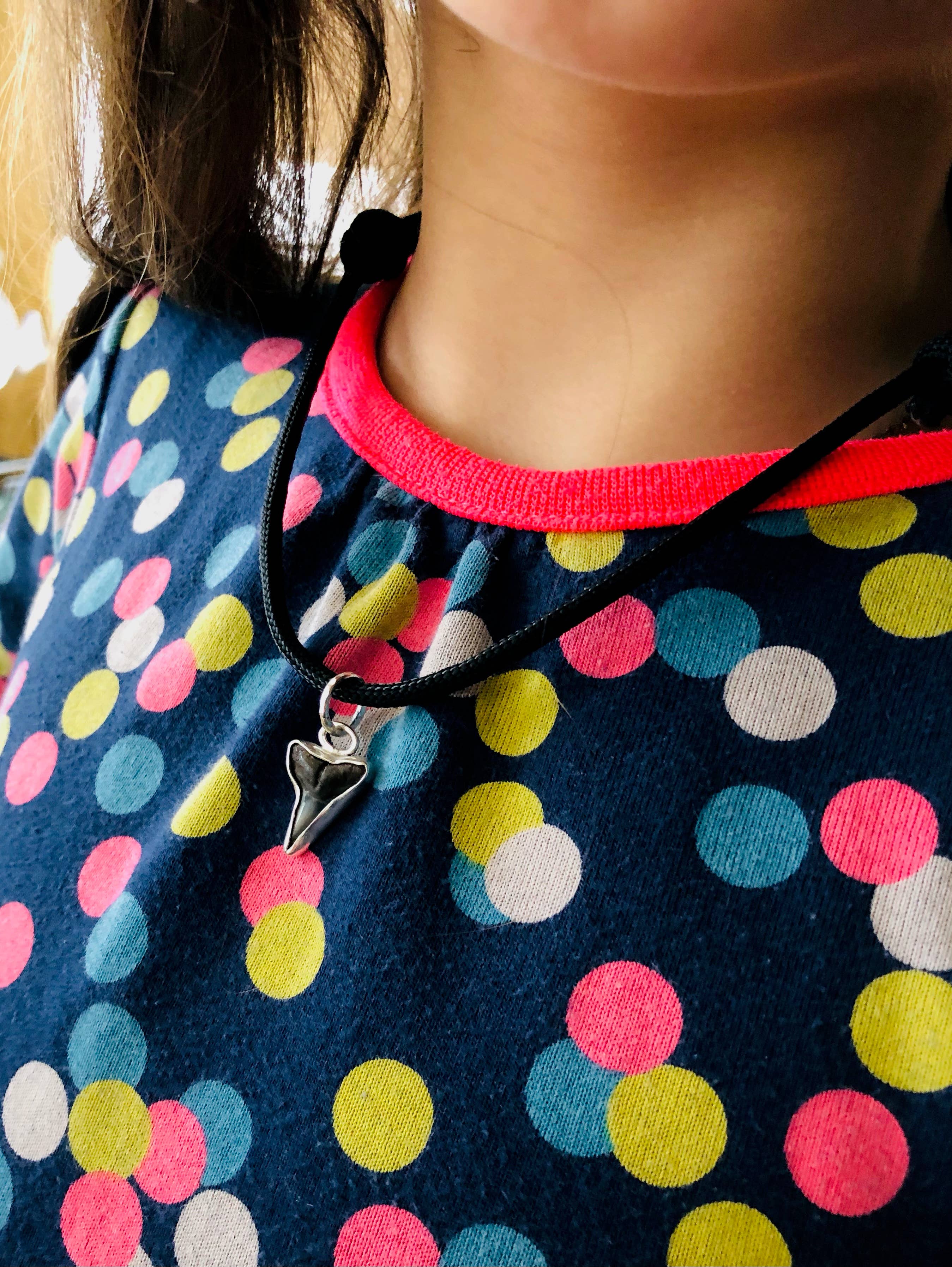 La Soucique Studio Metalsmithing - Vente Colliers à pendentif - Collier Dent de requin Floridien avec Paracorde1