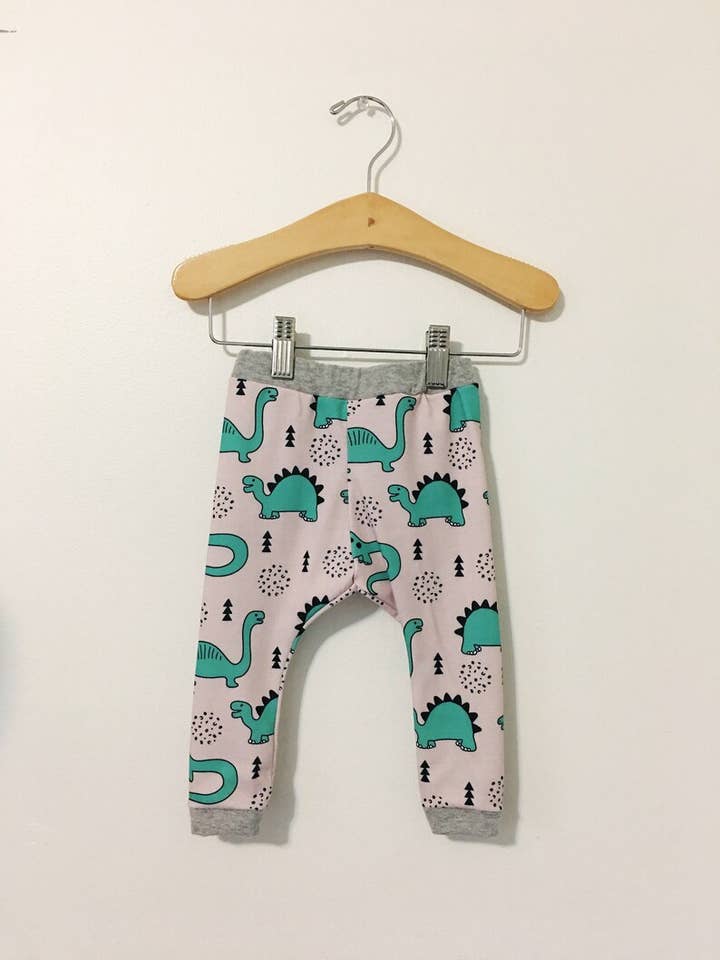 Jambières en forme de dinosaure pour tout-petits pour la vente par Barrel and a Heap