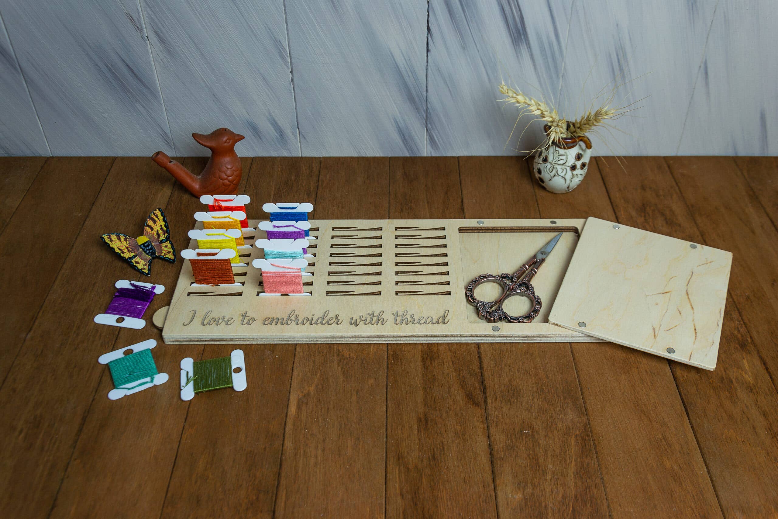 Embroidery craft – wholesale Embroidery/cross-stitch supplies – Wood Bobbin Organizer with Magnetic Needle Minder0