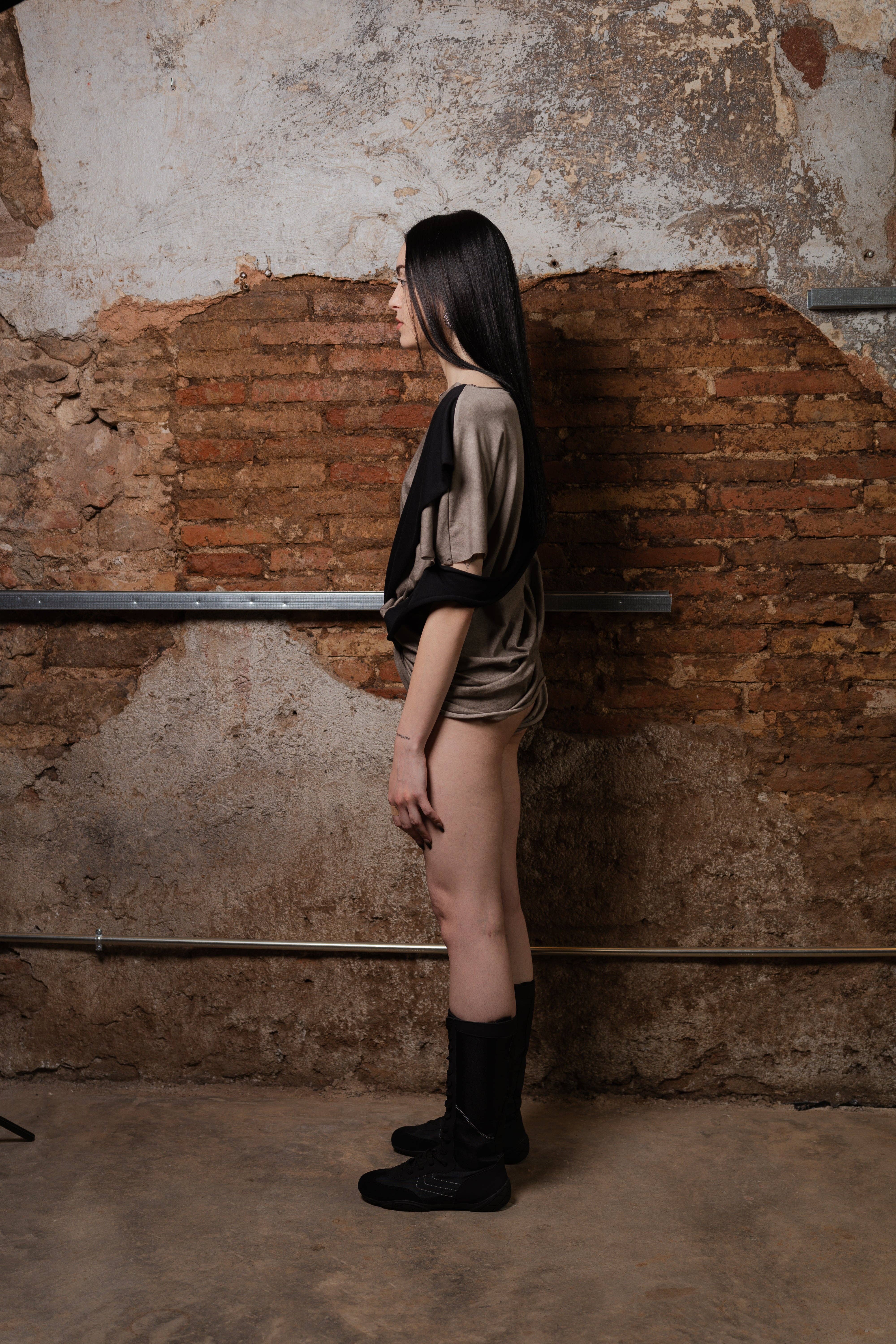 Black Camiseta de Capas Transformable Wave for wholesale on Faire4