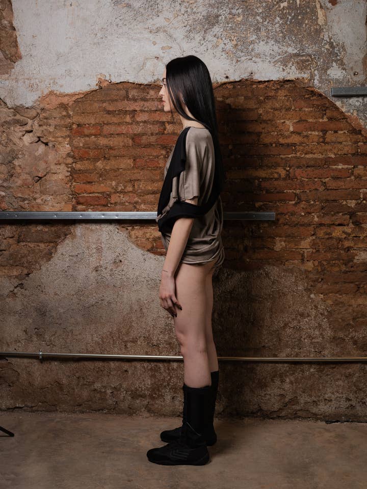 Black Camiseta de Capas Transformable Wave for wholesale on Faire4