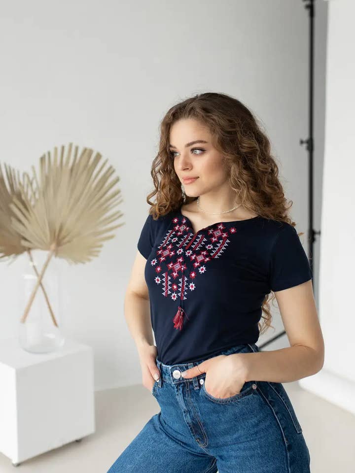 T-shirt brodé pour femme Starlight pour la vente par Handmade Originals Ukraine