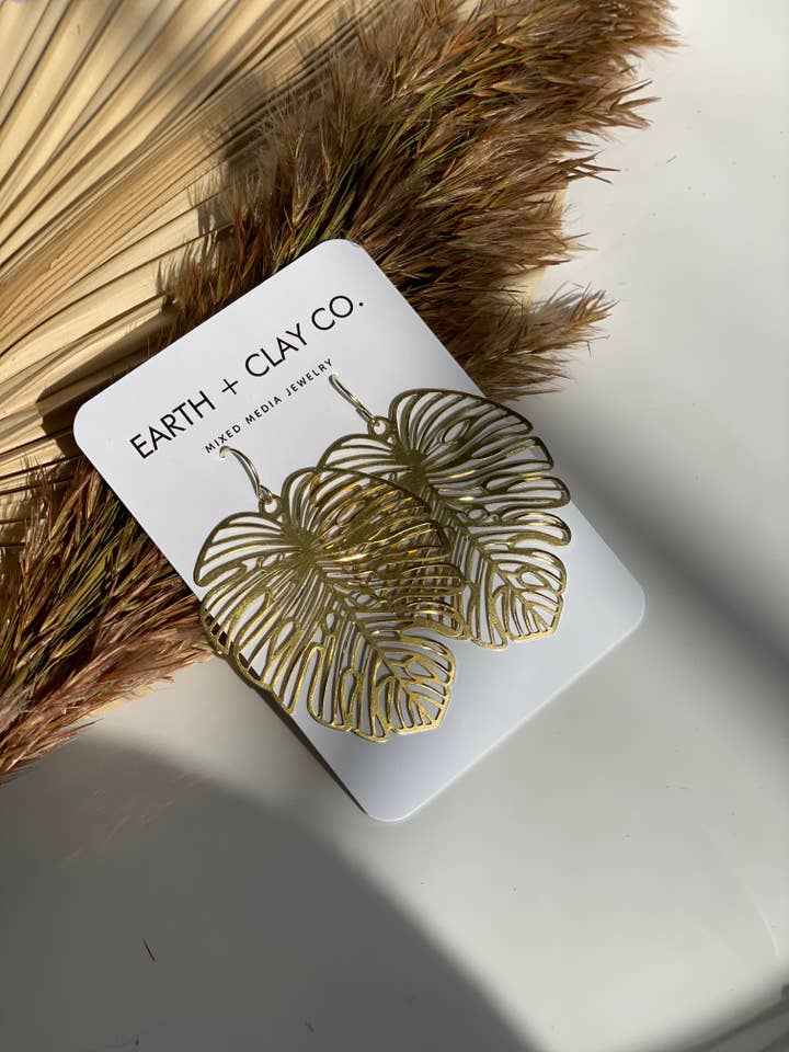 Boucles d'oreilles feuille de Monstera en laiton pour la vente par Earth + Clay Collective