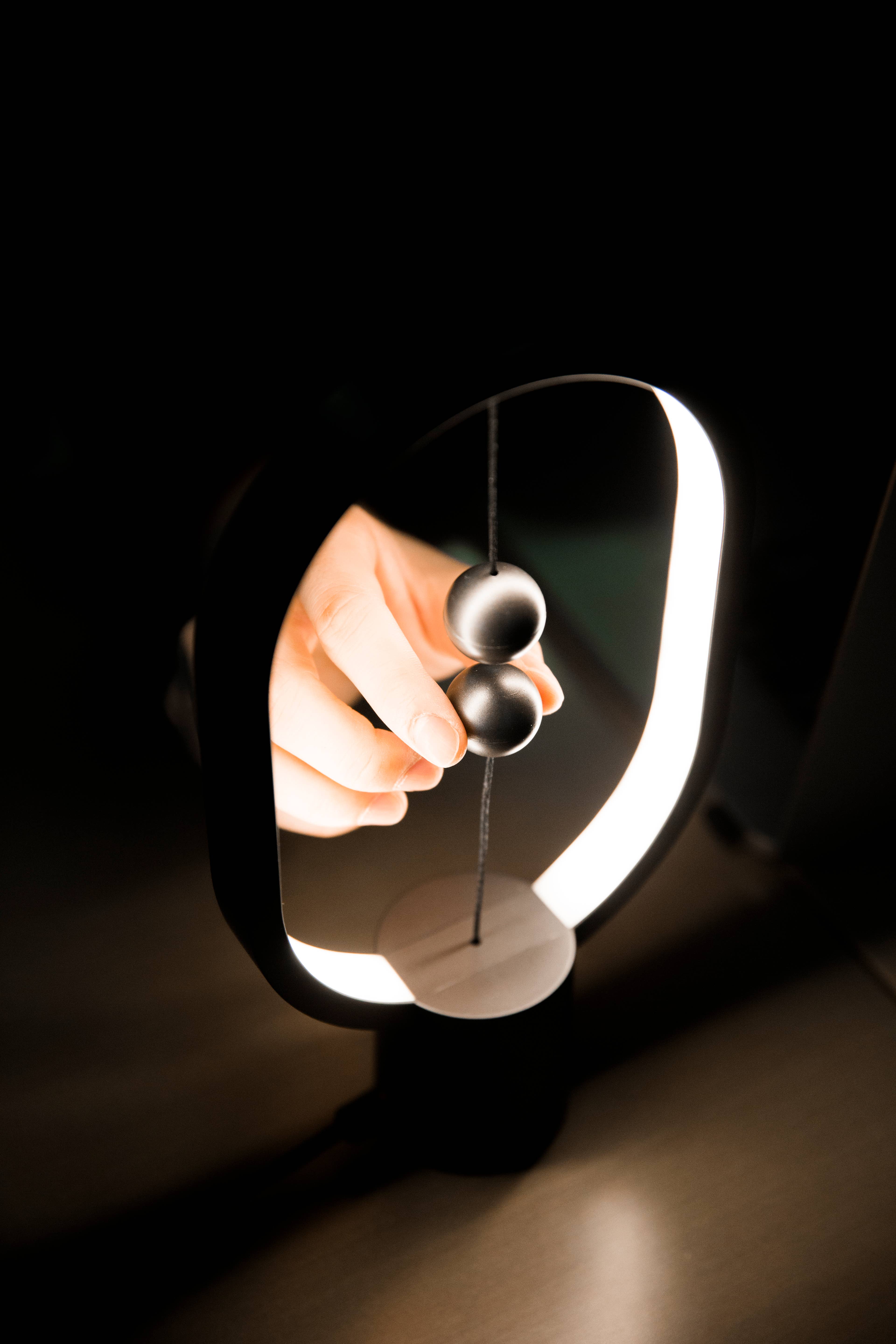 Allocacoc DesignNest – Großhandel Akzent-/Schreibtischleuchte – Heng Balance Lampe Ellipse, Kunststoff, USB-C, regulär und klein13