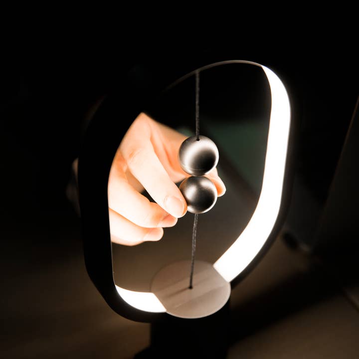 Allocacoc DesignNest – Großhandel Akzent-/Schreibtischleuchte – Heng Balance Lampe Ellipse, Kunststoff, USB-C, regulär und klein13