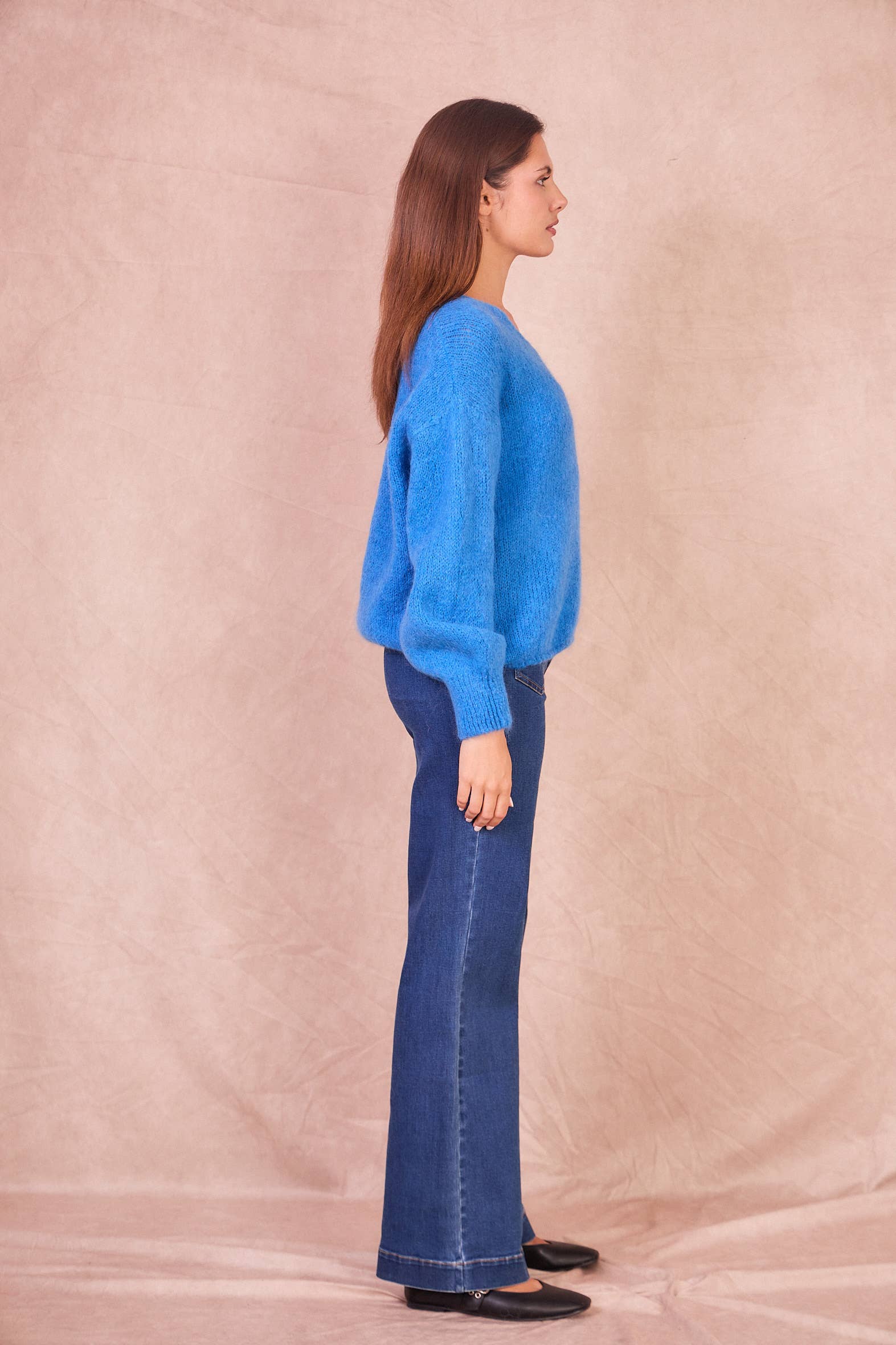 Calie Paris – wholesale Knitted jumper – Women′s – Oversized V-Neck Sweater3