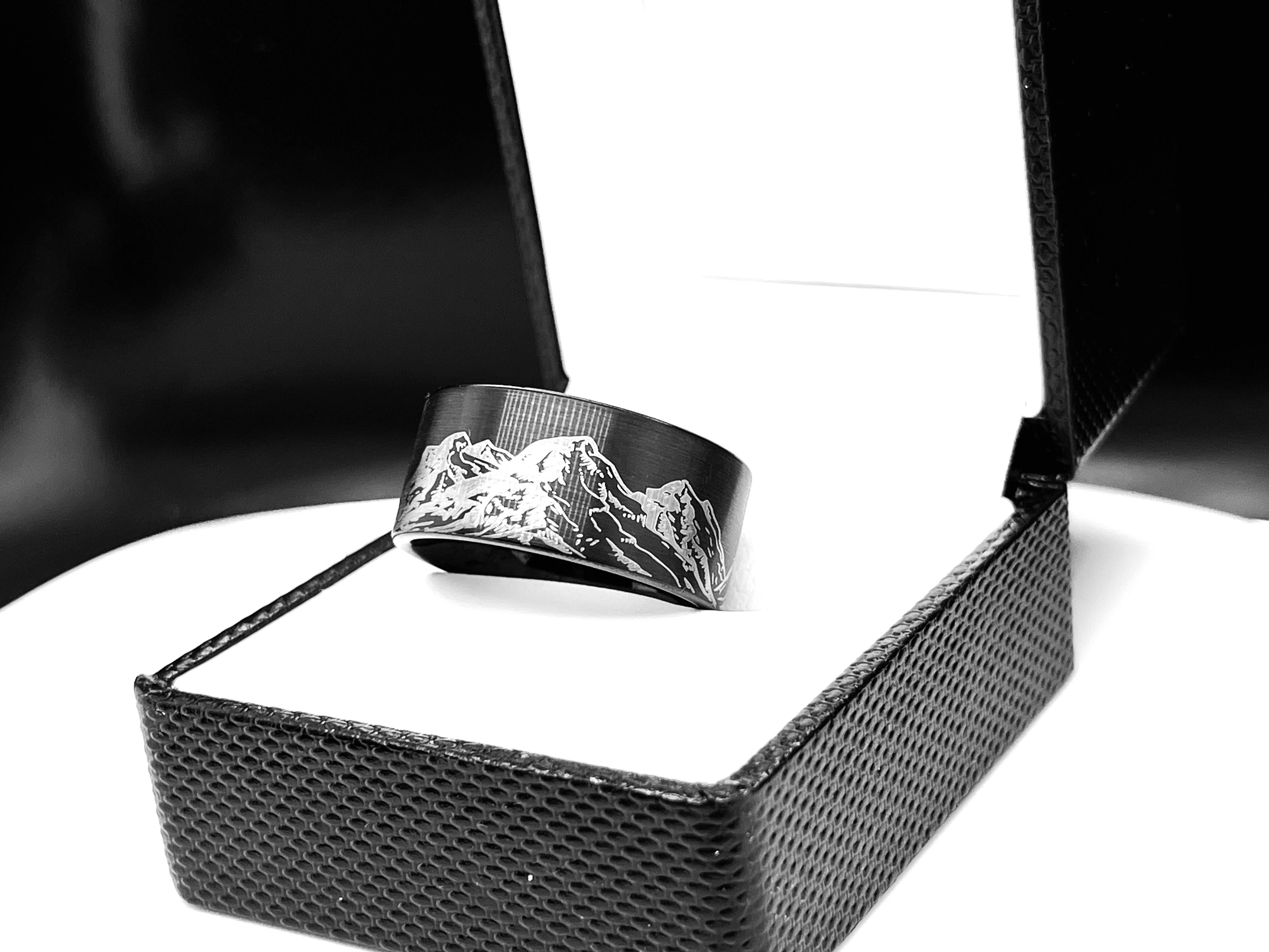 rings paradise – wholesale Band/Stackad Ring – Svart borstad volframkarbidring med berggravyr3