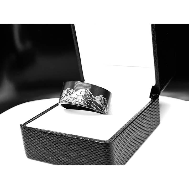 rings paradise – wholesale Band/Stackad Ring – Svart borstad volframkarbidring med berggravyr3