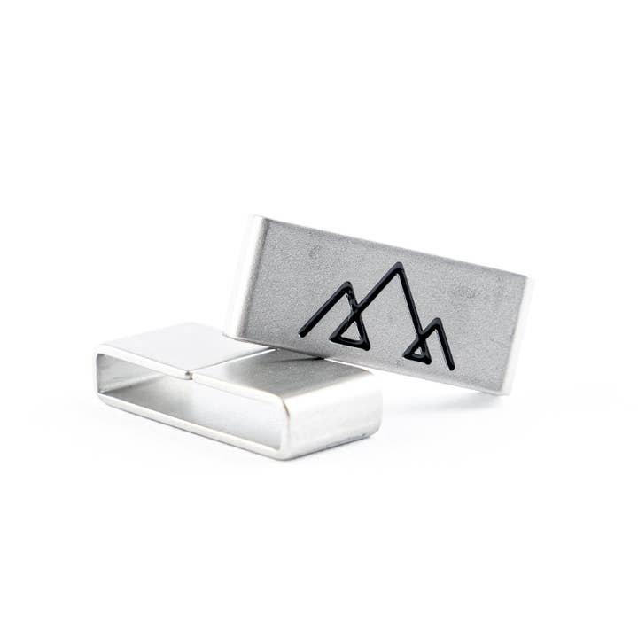 Montagnes Wanderlust Slider Tag pour la vente par Radtagz