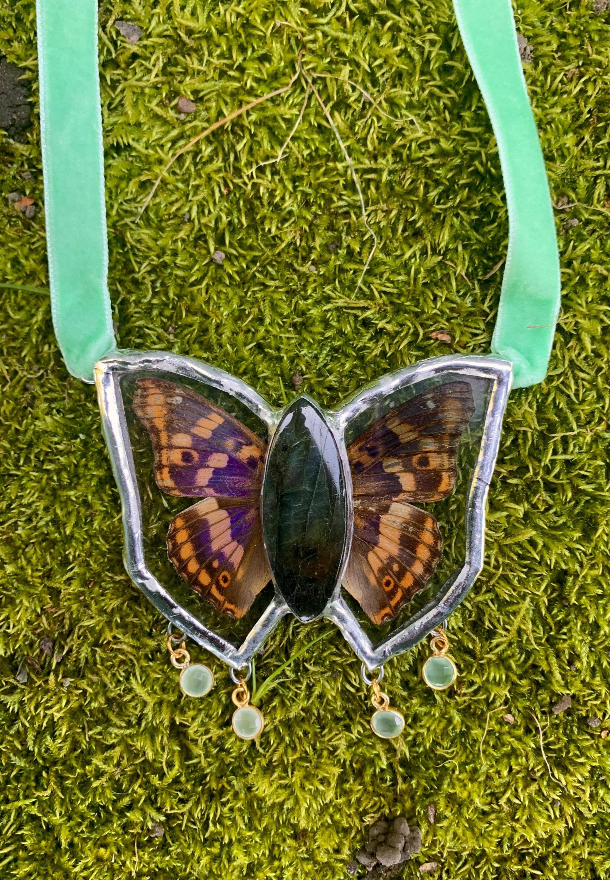 Outsider Artshop – Großhandel Halsband/Collier – Schmetterlingspräparat Samt-Choker mit Labradorit2