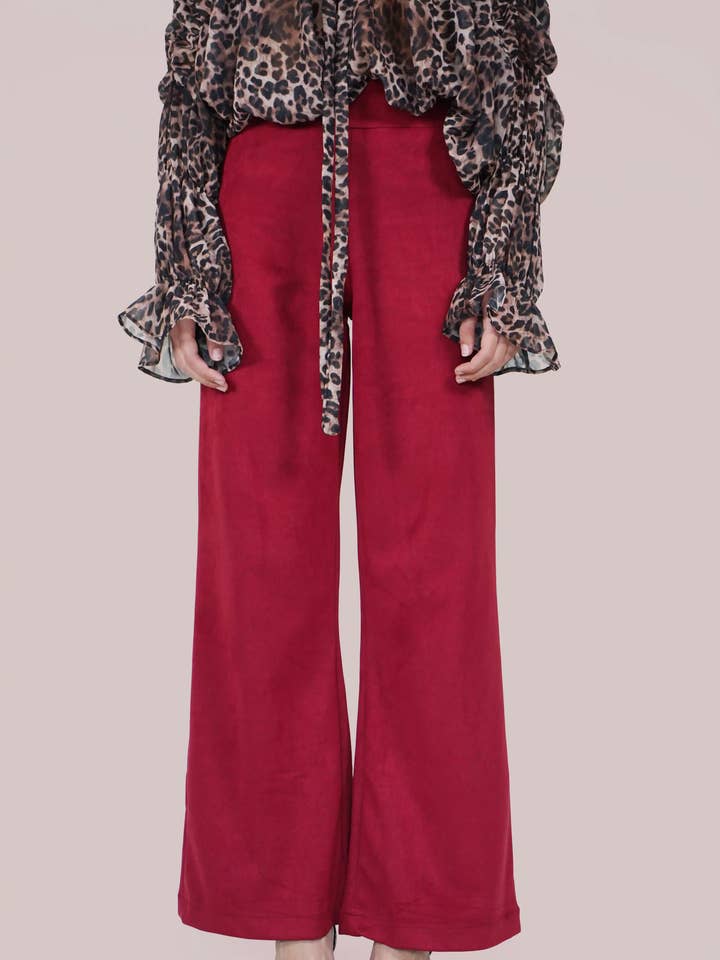 Bordeauxrode broek van veganistisch suède met hoge taille voor wholesale door Lacerf