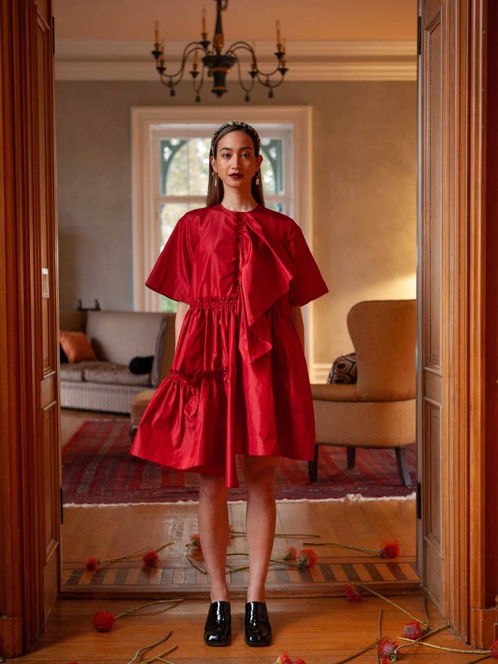 Robe Babydoll Farfalle en rouge pourpre pour la vente par Jasmine Chong