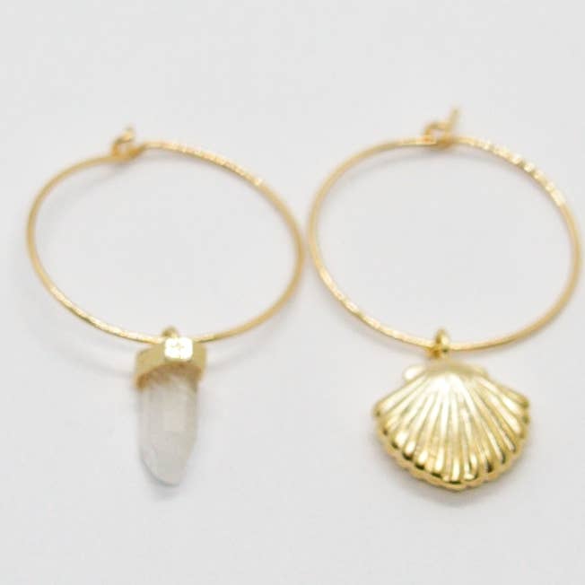 Goldene Creolen mit Muschel Kristall Anhänger for engroshandel hos Sista Jewelry