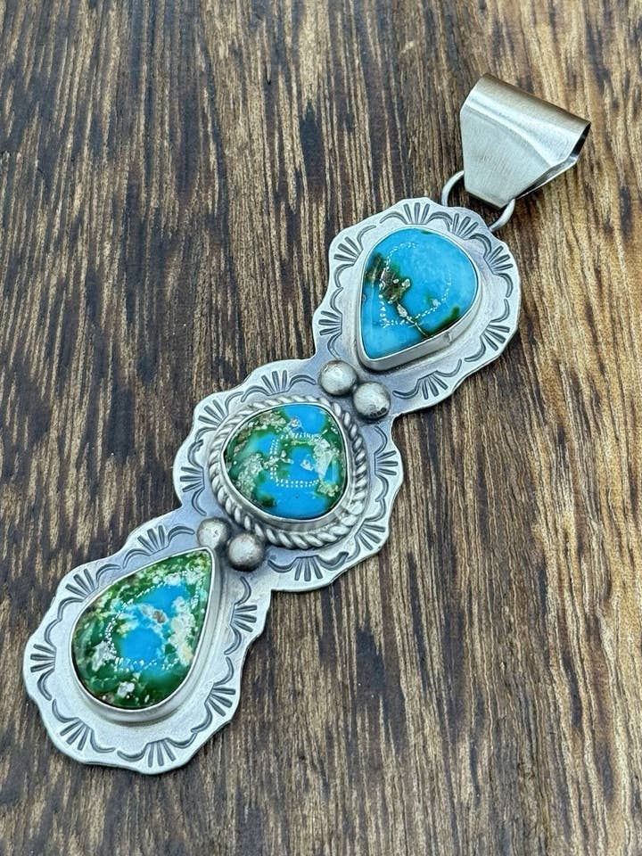 Navajo håndlavet vedhæng i sterlingsølv med Sonoran guld turkis og stempling for engroshandel hos Native City Jewelry