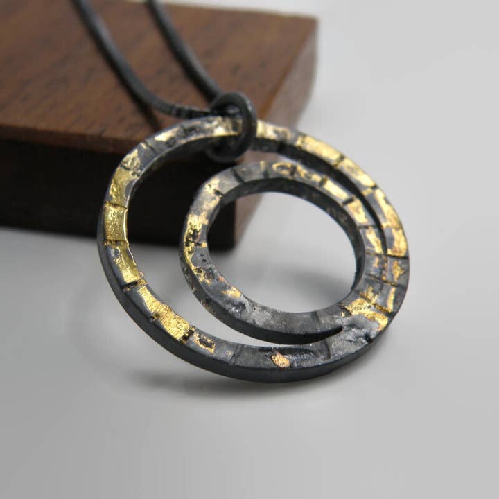 Guld Inlay dobbelt cirkel opfyldelse halskæde for engroshandel hos The Silversmith Jewelry