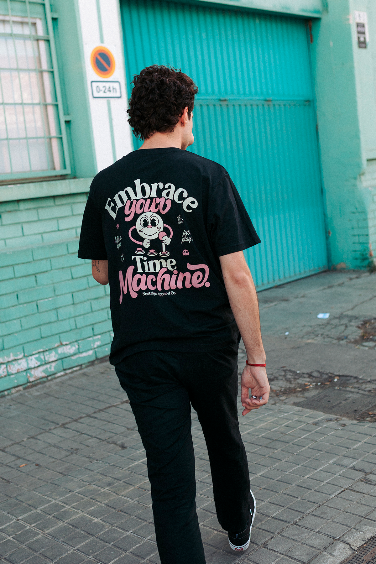 Nostalgic Apparel - Wholesale T-shirt met print - Uniseks - Embrace your Time Machine | Zwart T-shirt6