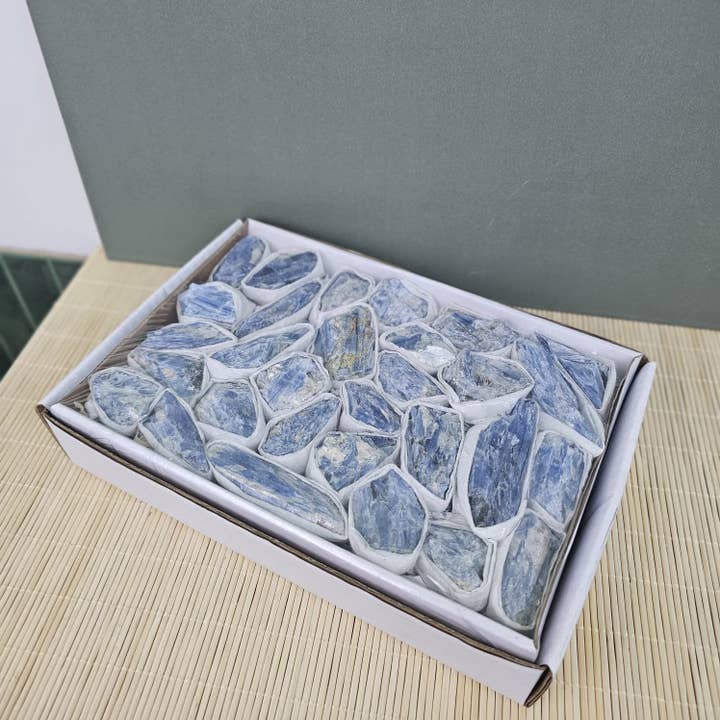 Cianita Azul por Caja, ~1-1,2 kg (Brasil) para venta al por mayor de UNDERSUN.STORE