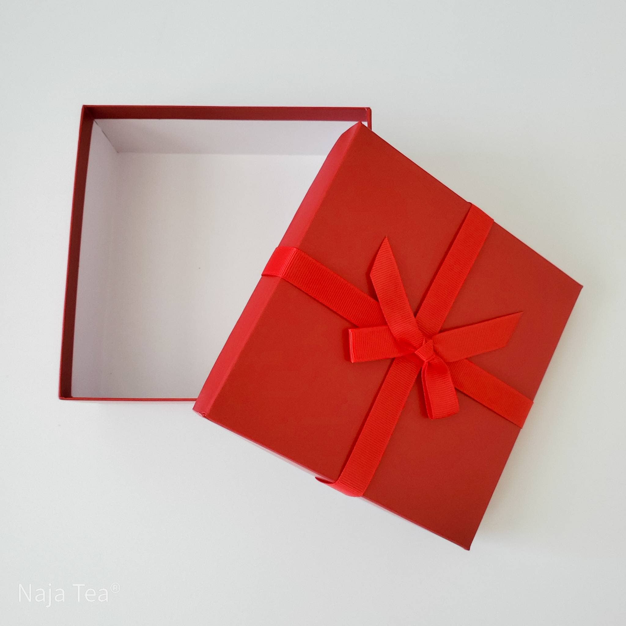 Naja Tea – wholesale Presentbox – Mattröd presentförpackning med satinband och crinkle-papper - för Sipper Flights2