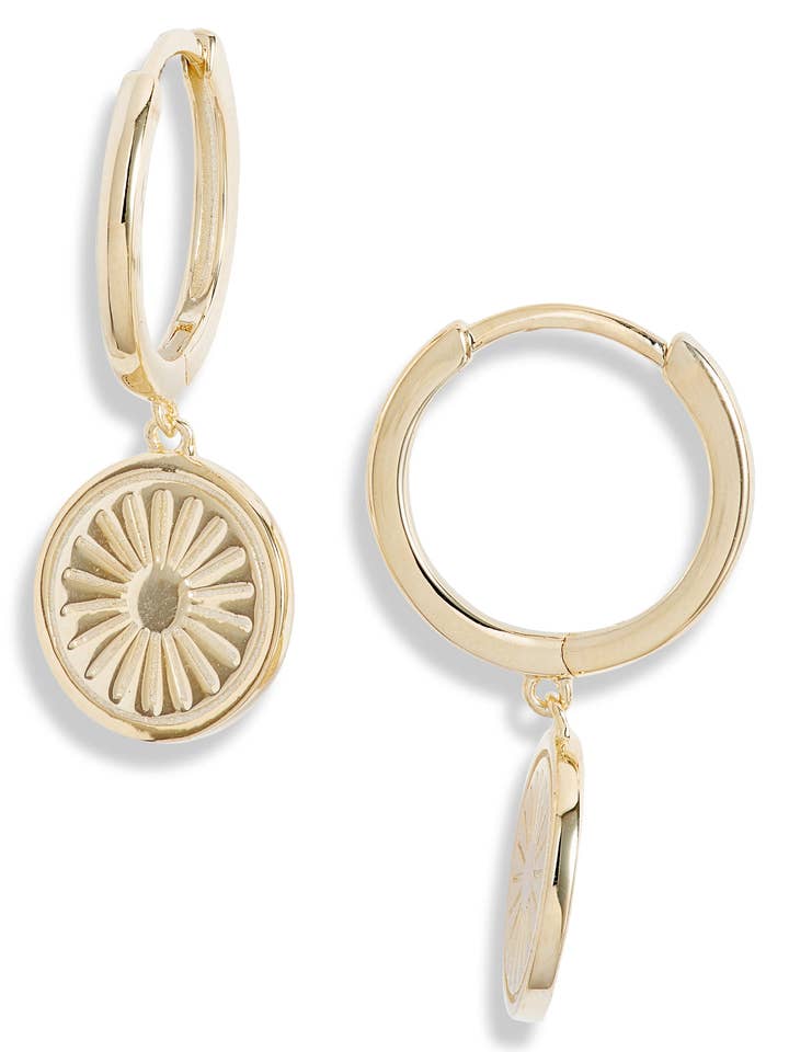 Coin Huggie Drop øreringe - møntcharme for engroshandel hos Knotty Accessories