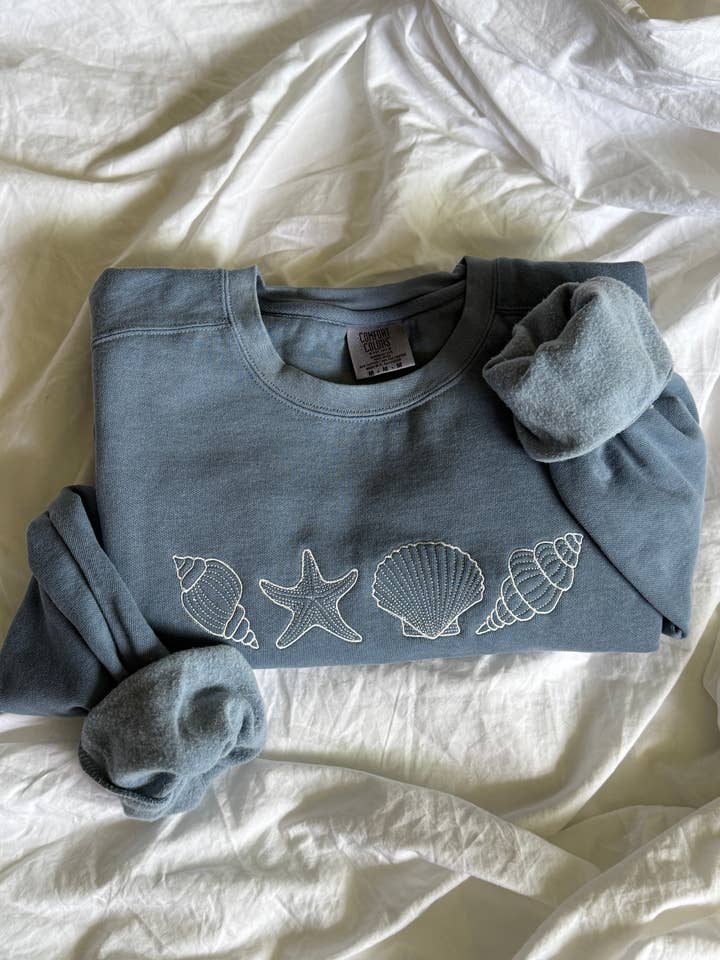 Crewneck brodé de coquillages pour la vente par Thread & Table