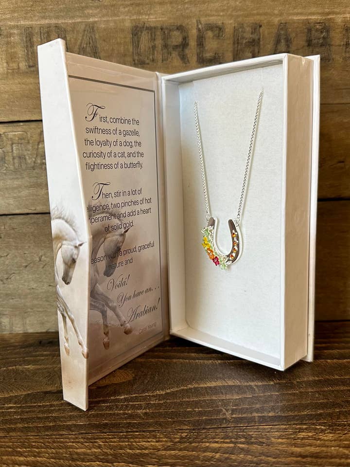Collana con ferro di cavallo e fiori boho/gioielli con cavallo arabo per la vendita all'ingrosso da parte di Carol Young Silver
