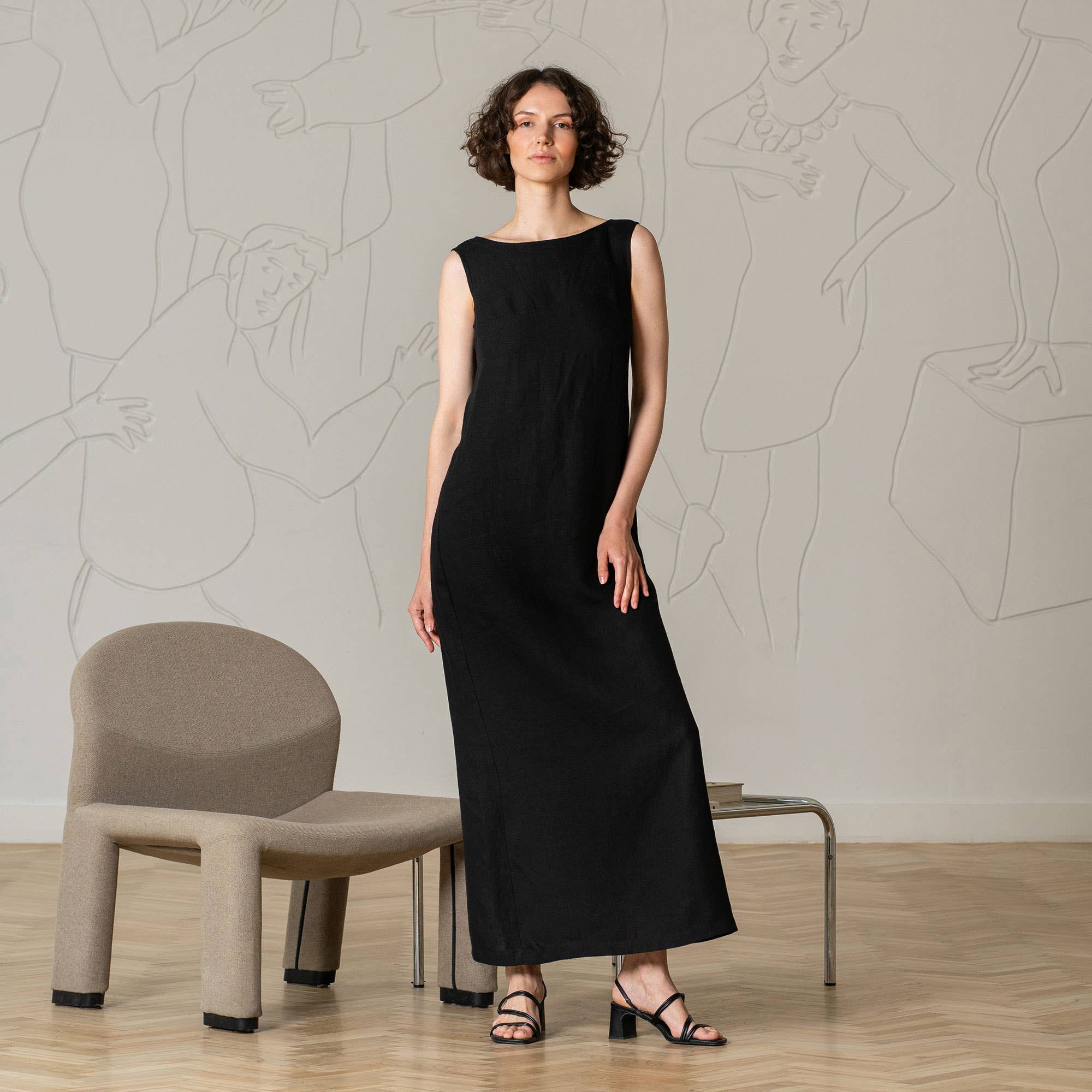 menique – Engroshandel Kjole - Dame – Linnen maxi kjole Stella med åben ryg - elegant rygfri kjole1