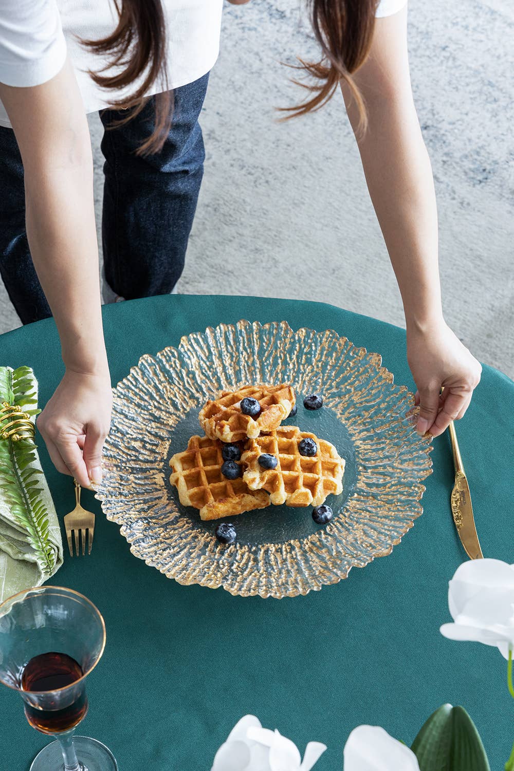 A&B Home Group Inc. - Vendita all'ingrosso Ciotole/Piatti decorativi - Sottopiatto in vetro con bordo dorato da 13" Radiant2