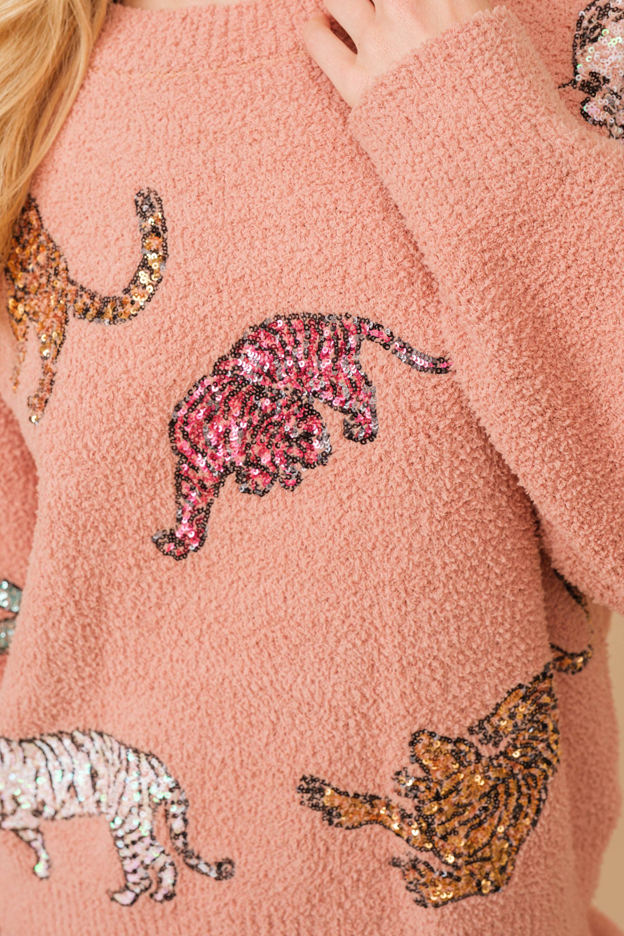 Blue B - Venta al por mayor Conjunto de ropa cómoda - Mujer - Conjunto cómodo de suéter y shorts adornados con secuencias de tigres multicolores14