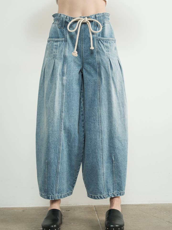 MEDIUM WASH MAP3209 WIDE BARREL DRAWSTRING WAIST JEANS for wholesale on Faire