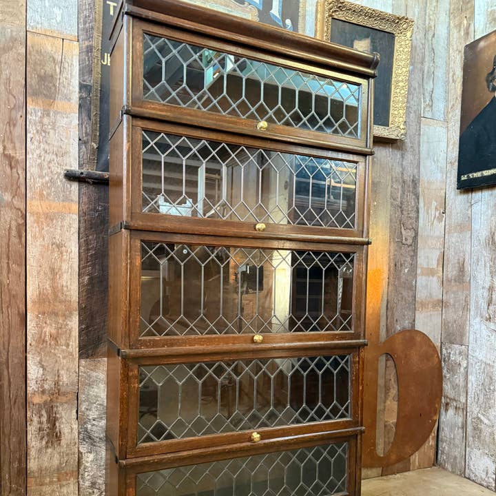 Globe Wernicke Armoire Bibliothèque Empilable en Chêne pour la vente par belvoir