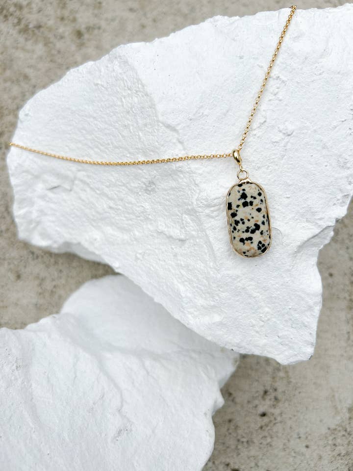 Collier pendentif rectangulaire en jaspe dalmatien plaqué or pour la vente par Roc Jewellery