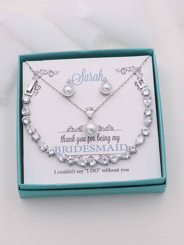 Madelyn Pearl Brudepige Smykkesæt for engroshandel hos allureweddingjewelry