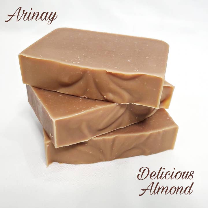 Savon délicieux aux amandes fait main pour la vente par Arinay