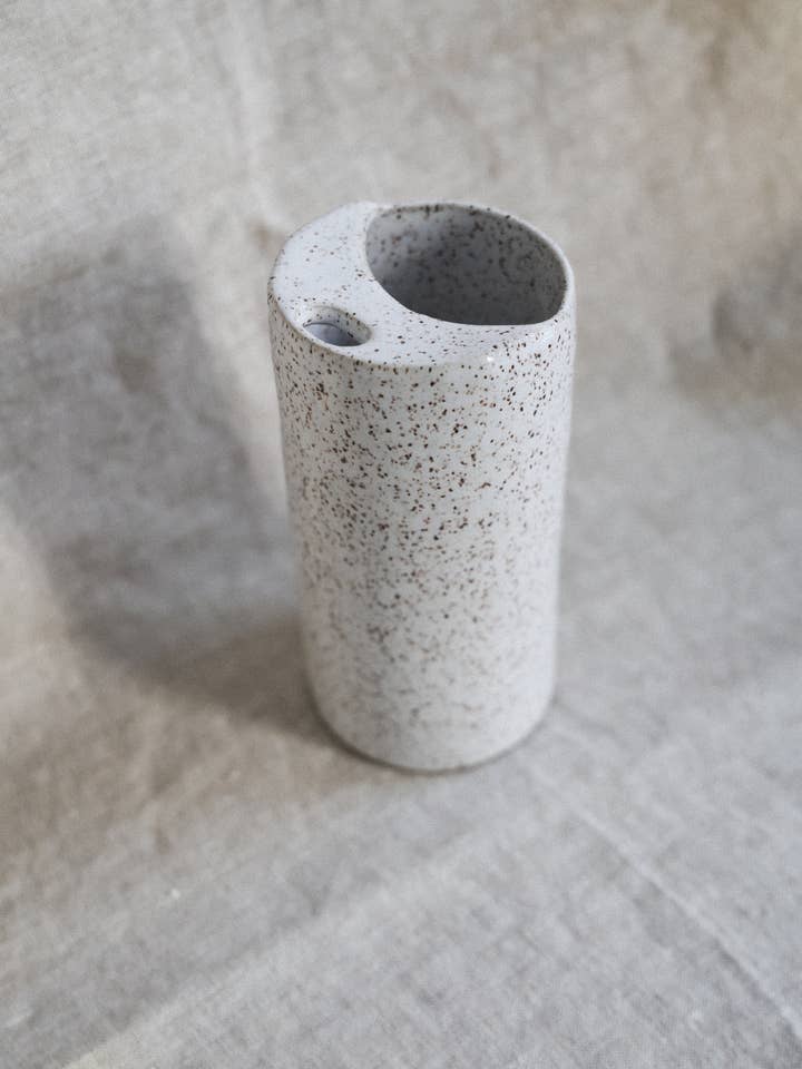 Mug de voyage croissant de lune blanc frais, protège-moustache, crème minimaliste, grès céramique fait main dans le Maine 14-16oz pour la vente par Ellie Begin Design