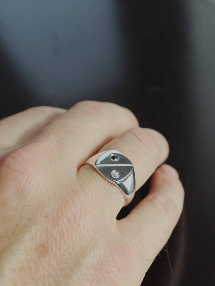 SIEGELRING AUS SILBER MIT SCHWARZEN UND WEISSEN DIAMANTEN für den Großhandel von The Diamond Setter