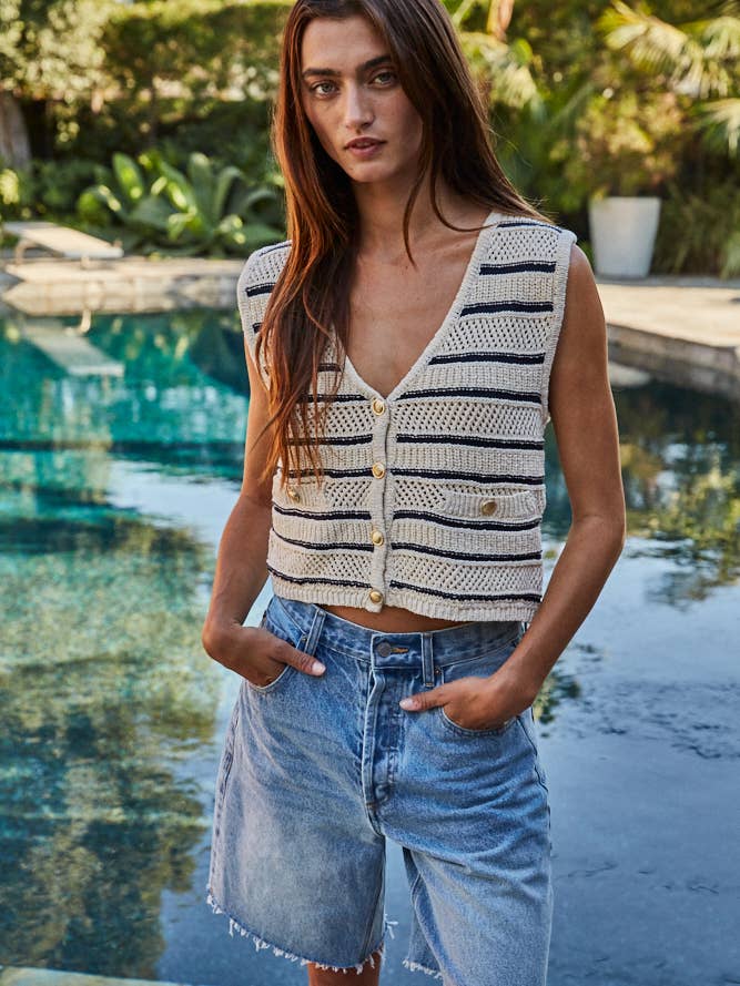 Gilet en maille coton à rayures avec col en V et boutons, modèle W1973 pour la vente par By Together