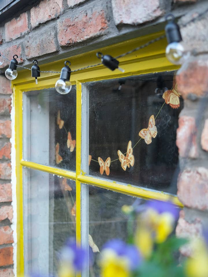 GUIRLANDE COUSUE DE PAPILLONS BRITANNIQUES pour la vente par East End Press