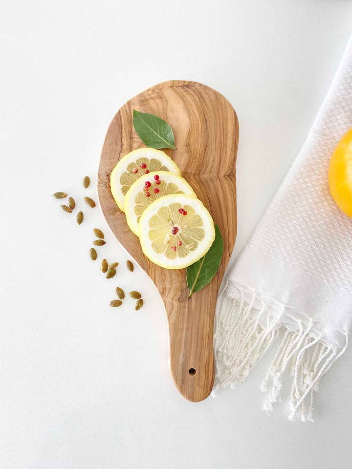 Planche à découper Curvy en bois d'olivier 12" pour la vente par Scents and Feel