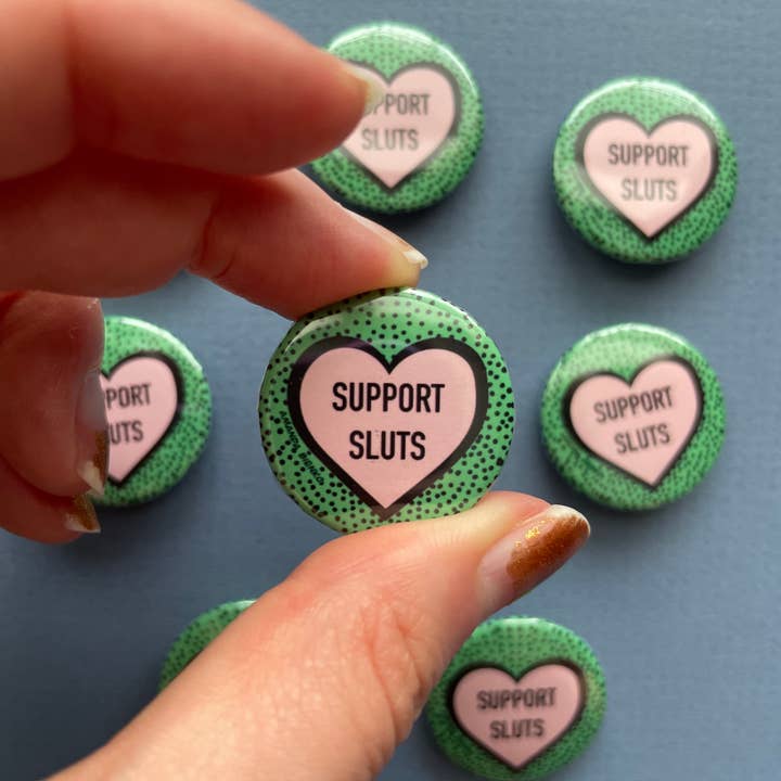 A.J.B- art goodies - Venta al por mayor Botón/prendedor - Pin con forma de corazón Feminist Slut Love