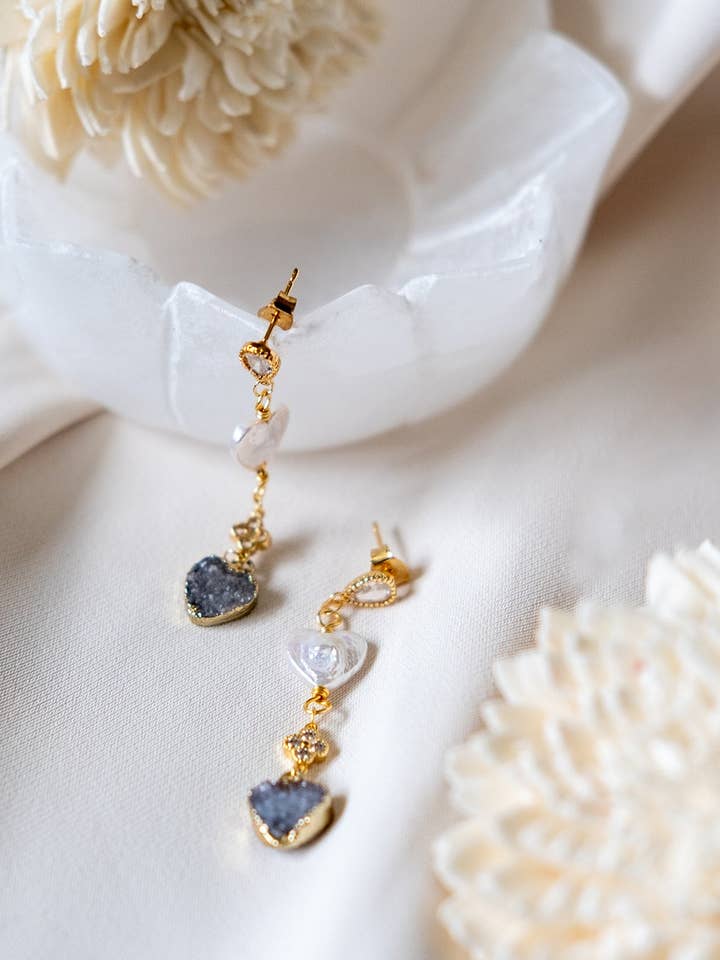 Cassandra Heart se balance pour la vente par Rox & Lily