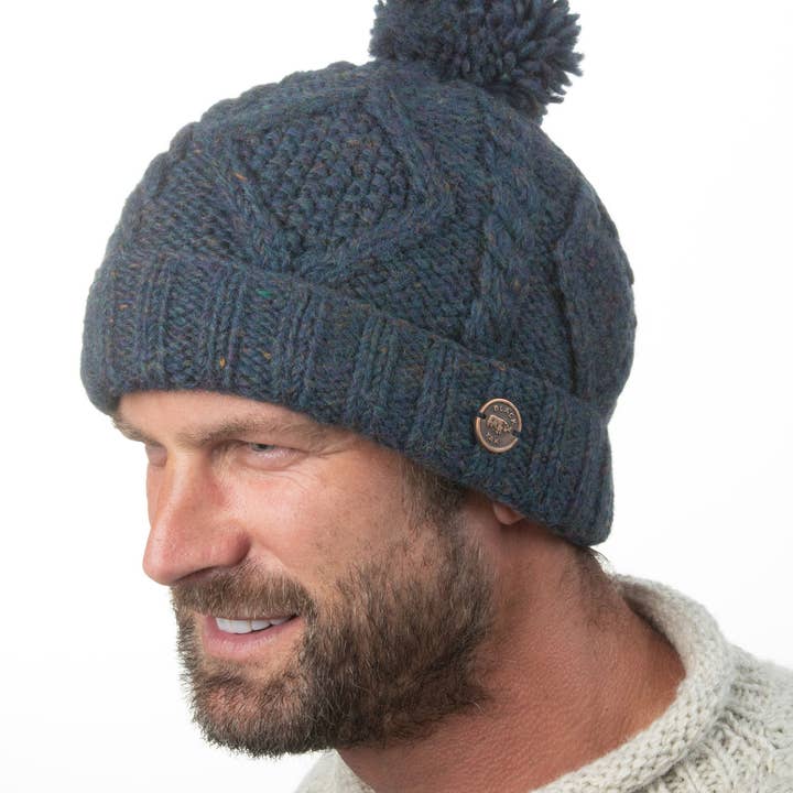 Cappello celtico con pompon in pura lana, lavorato a maglia, commercio equo e solidale per la vendita all'ingrosso da parte di Black Yak Ltd
