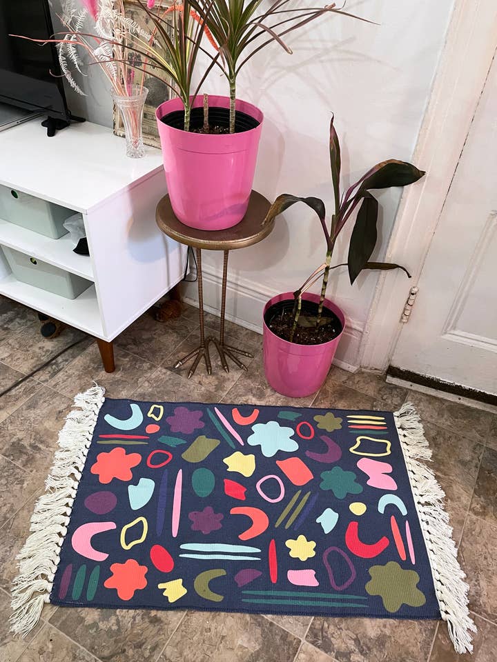 Tapis à pompons bleu marine Play Shapes pour la vente par Lady Thom