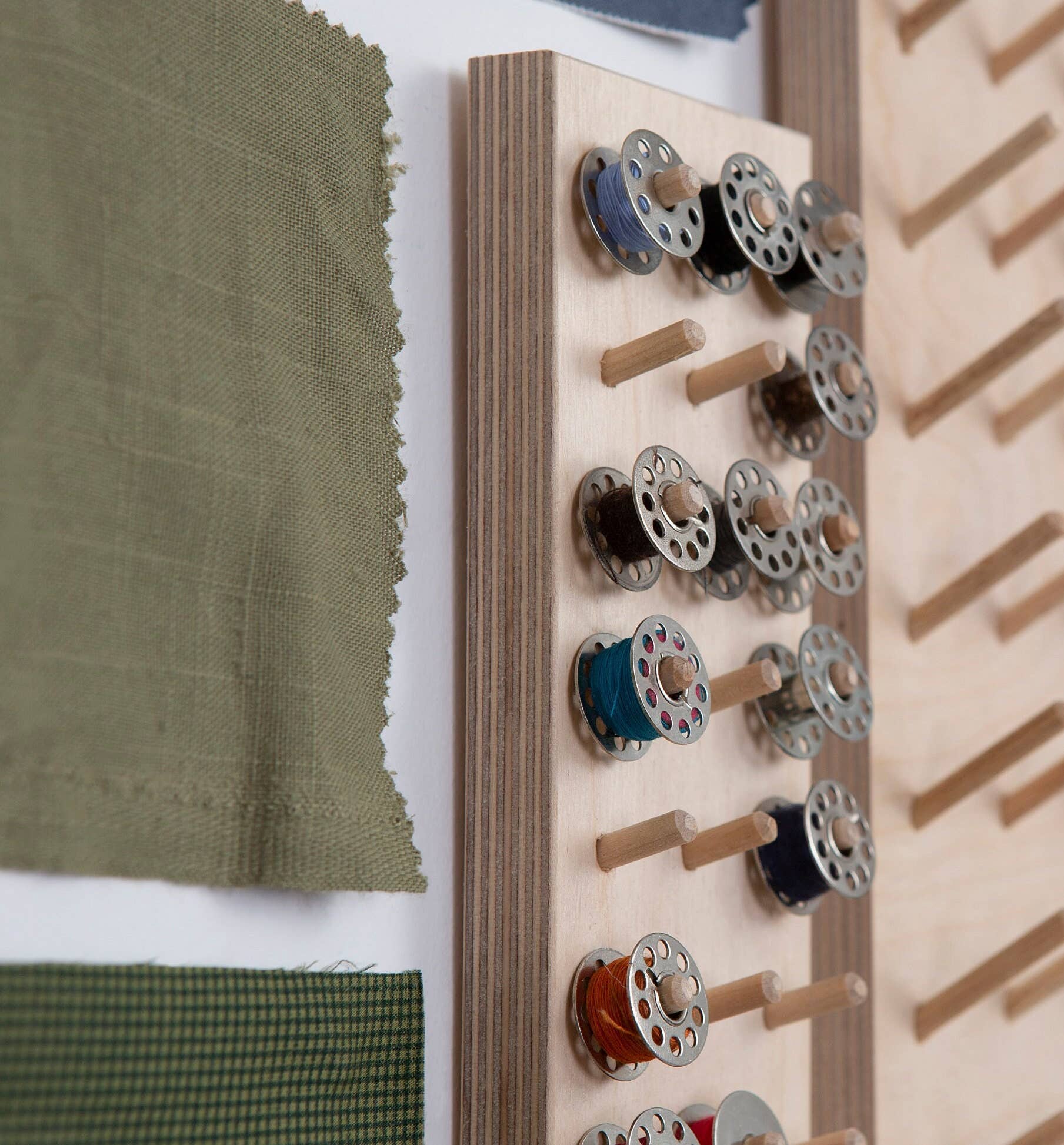 Thread Pegs - Vente Matériels de bricolage - Rangement mural pour bobines de fil avec mini panneau perforé – cadeau couture1