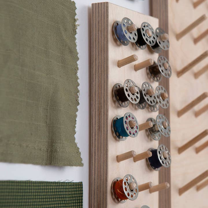 Thread Pegs - Vente Matériels de bricolage - Rangement mural pour bobines de fil avec mini panneau perforé – cadeau couture1