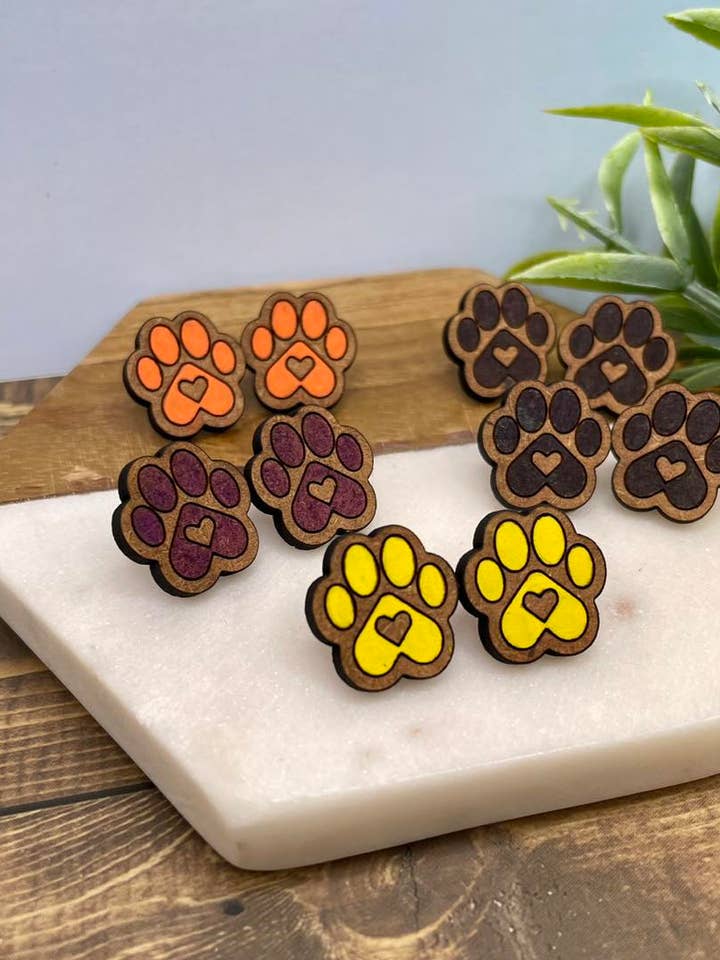 Boucles d'oreilles à clous à motif de pattes pour la vente par Running Flamingo Designs