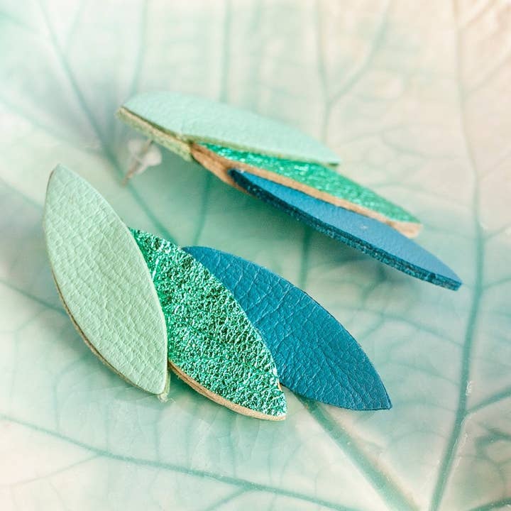 Boucles puces 3 pétales - cuir vert d'eau turquoise bleu pour la vente par Chenoha Studio