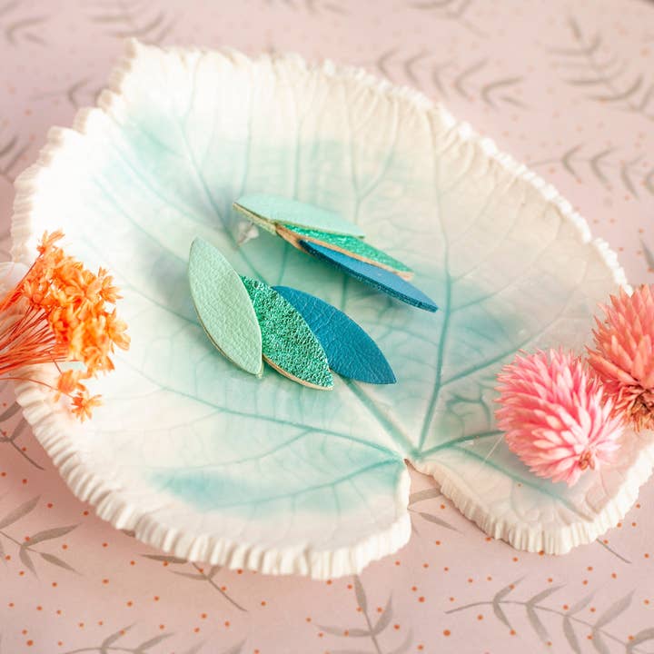 Boombladeren leren studs - Aquamarijn, Turkoois, Blauw voor wholesale door Chenoha Studio