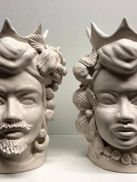 Corona puntiaguda de cerámica Caltagirone de Moor's Heads, hecha a mano, blanca, 28 cm de alto x 20 cm de largo para venta al por mayor de DD Ceramiche Siciliane